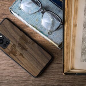 kwmobile Hülle für OnePlus 9 Pro - Robustes Holz Case in Dunkelbraun mit Travel Umriss Design