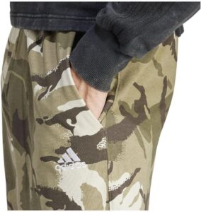 adidas Herren Freizeit-Shorts Seasonal Essentials Camouflage in Olive Strata