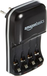 Amazon Basics Batterieladegerät für NI-MH AA/AAA Akkus und USB Geräte in Schwarz