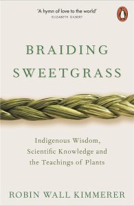 Braiding Sweetgrass: Eine faszinierende Lektüre in Taschenbuchformat