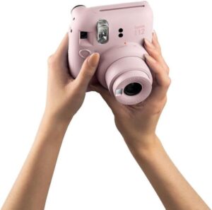 INSTAX Mini 12 Sofortbildkamera in Blossom-Pink - Perfekt für Selfies und Nahaufnahmen