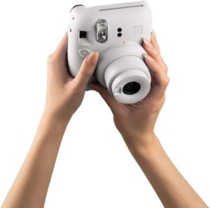 INSTAX Mini 12 Sofortbildkamera in Clay-White - Kompakt und perfekt für Selfies